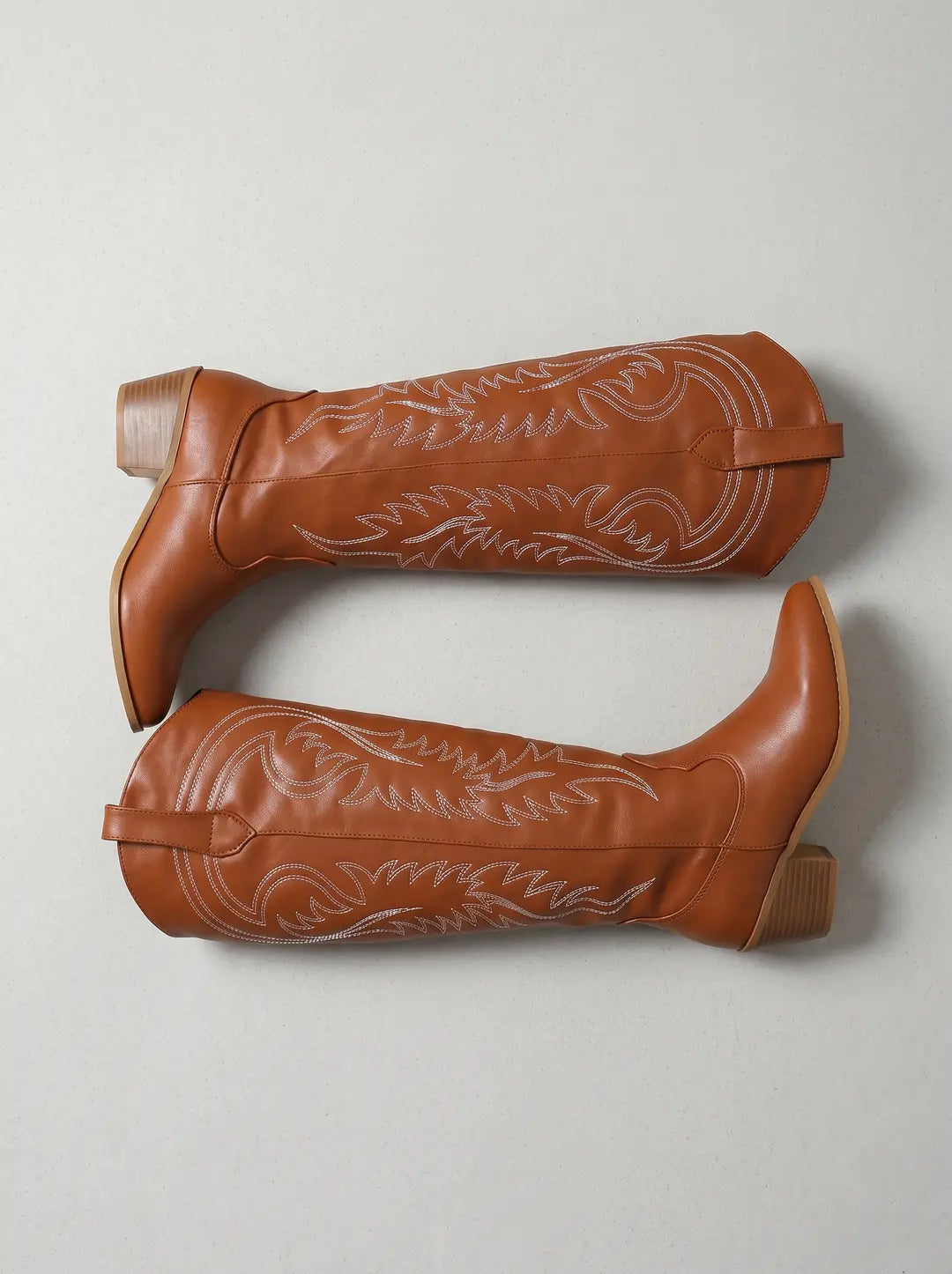 Botas Vaqueras Altas de Microfibra Caramelo con Bordados para Mujer - Vitrine 3 | Tierra Ruda