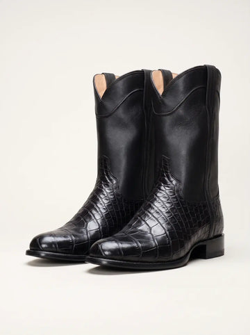 Par de botas vaqueras negras con puntera y empeine de piel de cocodrilo y caña lisa.