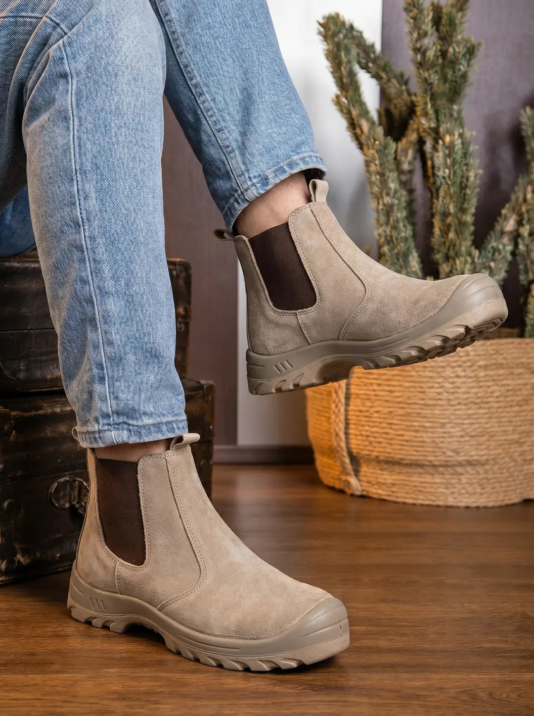 Par de botines Chelsea de ante en color beige claro con paneles laterales el
en el
estico marrones, leng
eta trasera y suela gruesa con puntera reforzada.