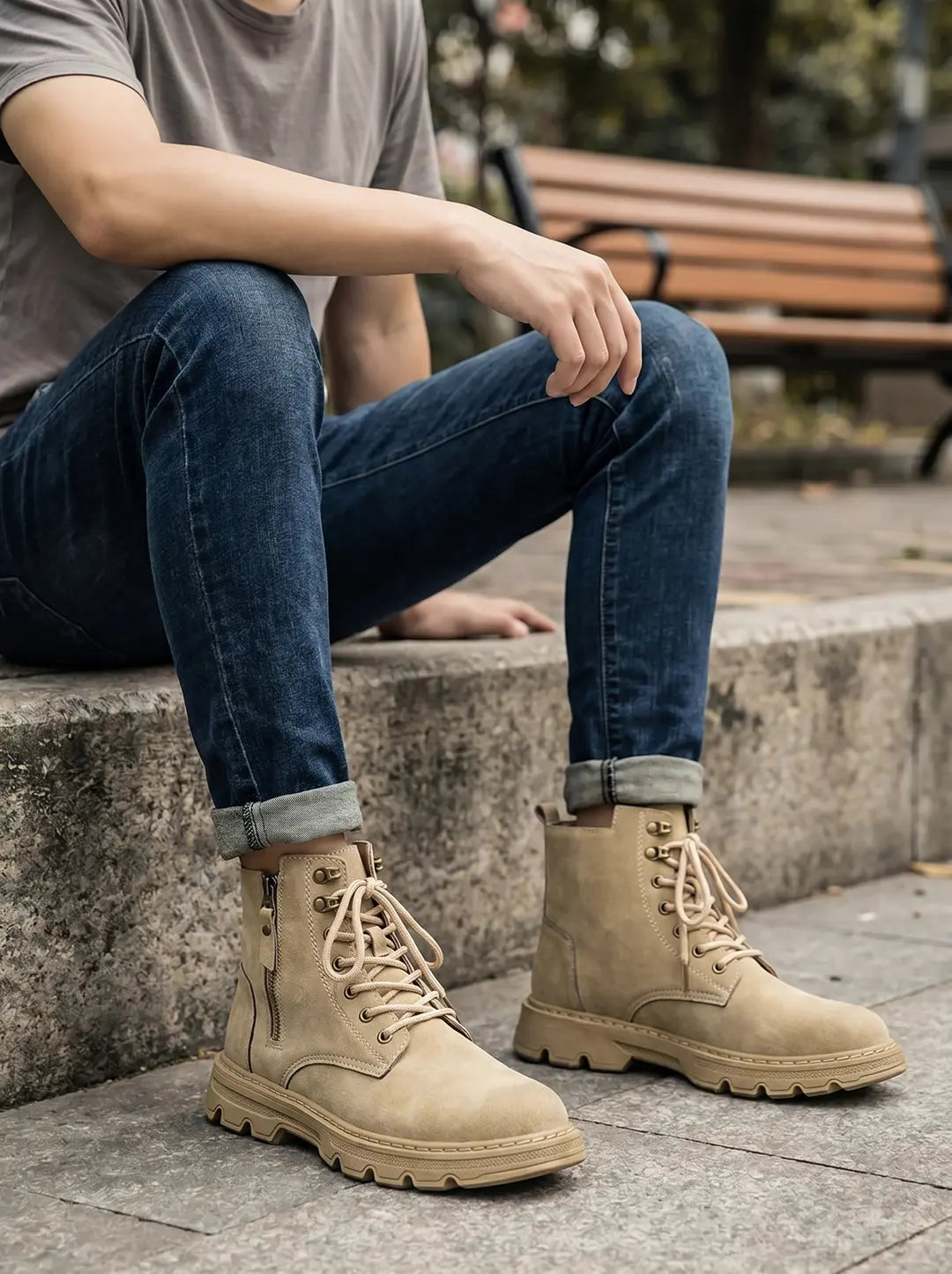 Un par de botas de caña alta en color beige con cordones, ojales metálicos y una cremallera lateral. Las suelas son gruesas y texturizadas. El fondo es blanco.